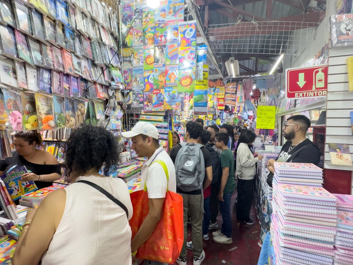 Padres de familia en compra de útiles escolares. Foto