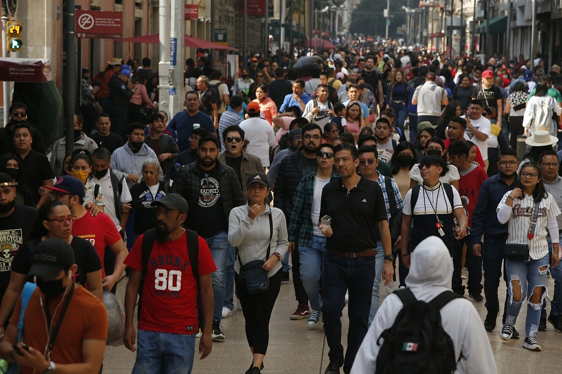 Capitalinos pasean y realizan compras del Buen Fin en la Calle Madero, en el Centro Histórico de la CDMX. Foto María Luisa Severiano 