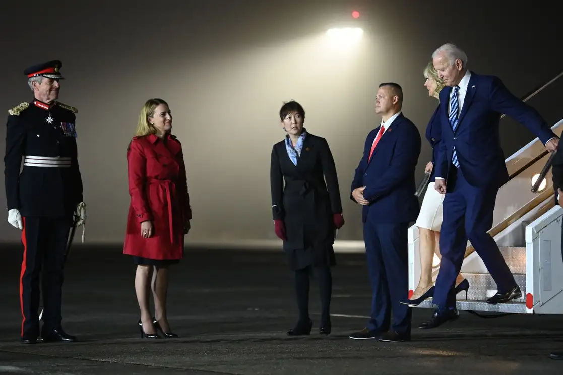El presidente estadunidense, Joe Biden, y su esposa, Jill (extremo derecho), llegaron ayer a Cornwall para participar en la cumbre del G-7. Foto Afp