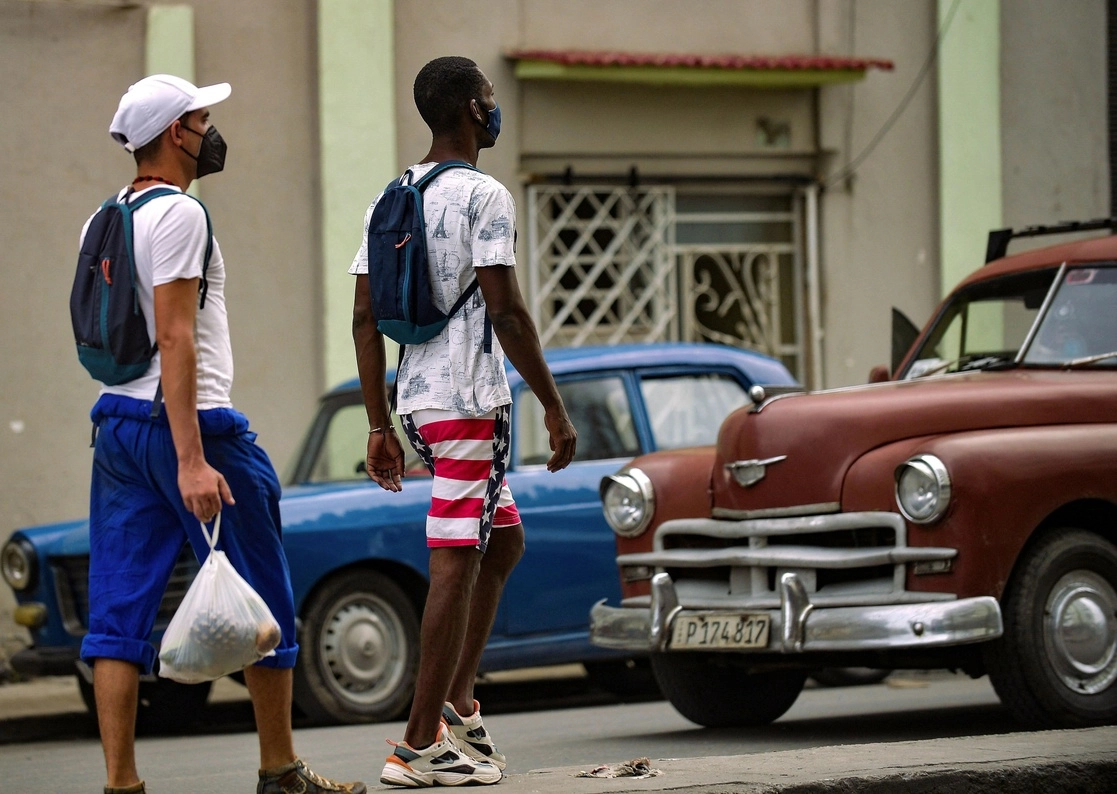 Un hombre con un short con la bandera de Estados Unidos, camina por calles de La Habana el 19 de julio de 2021. Foto Afp
