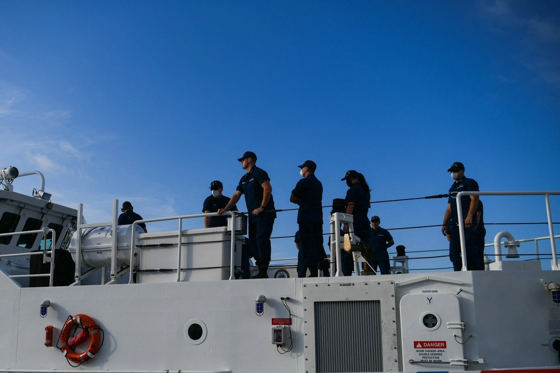 Personal de la Guardia Costera estadunidense en Miami, Florida, ayer. Foto Afp 