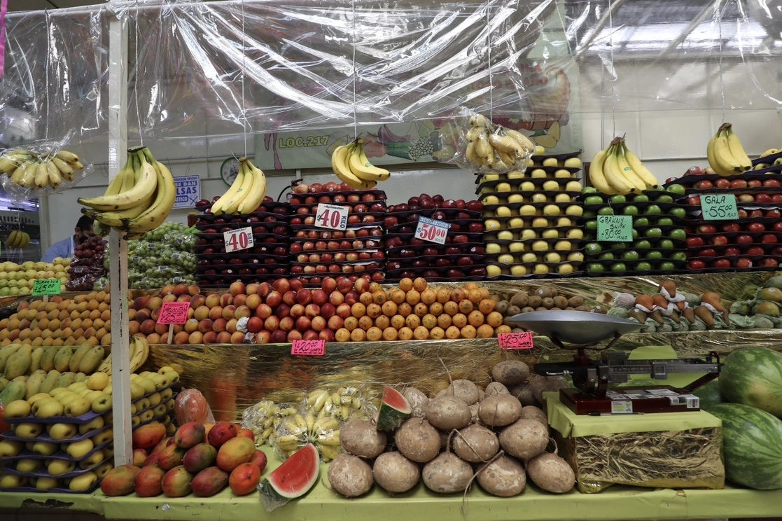 Venta de frutas en un mercado en la colonia Portales, en la Ciudad de México. Foto Yazmín Ortega Cortés / Archivo
