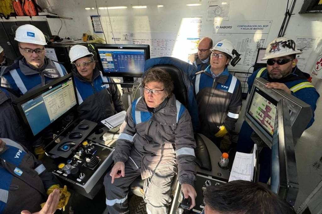 El presidente argentino Javier Milei opera equipo de exploración en el yacimiento petrolífero de Vaca Muerta, propiedad de la empresa estatal YPF. Foto Afp.