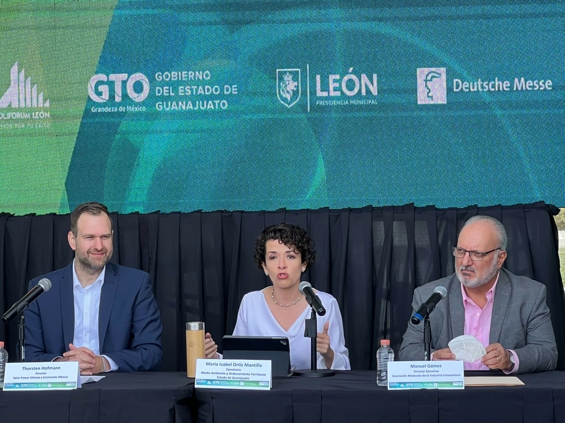 De izquierda a derecha, Thorsten Hofmann, director de Solar Power y Ecomondo México; María Isabel Ortiz Mantilla, secretaria de Medio Ambiente y Ordenamiento Territorial de Guanajuato; y Manuel Gómez, director ejecutivo de la Asociación Mexicana de la Industria Fotovoltaica. Foto ‘La Jornada’
