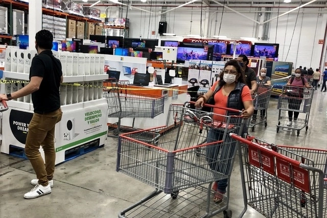Personas realizan compras en una tienda departamental en imagen de archivo. Foto Luis Castillo