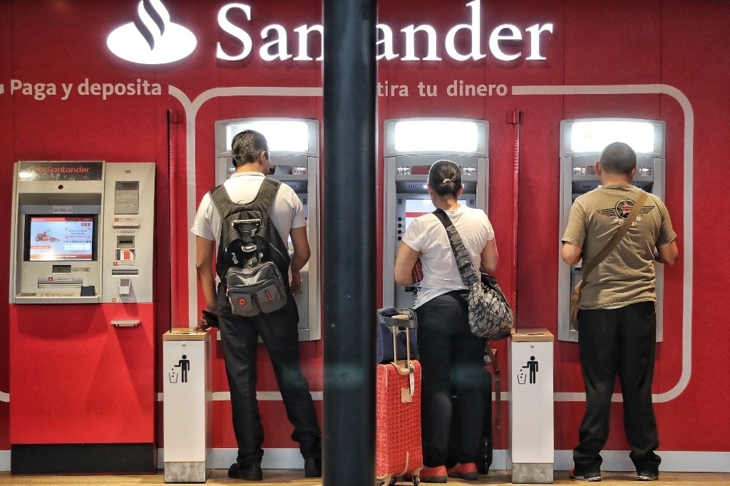 Al cierre de agosto, el conjunto de bancos privados que operan en el país obtuvieron utilidades por más de 196 mmdp. Foto Marco Peláez / Archivo