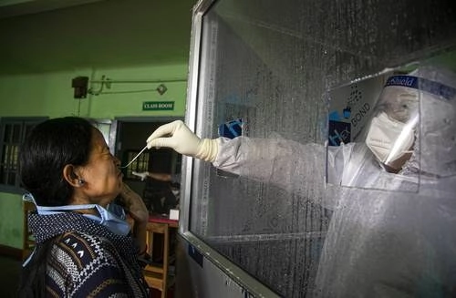 Un enfermero toma una muestra para detectar Covid-19, ayer en Gauhati, India. El país asiático ha practicado 3 millones de pruebas para el virus, pero los expertos han instado a aumentar la capacidad de testeo, ya que la nación tiene mil 400 millones de habitantes. Foto Ap