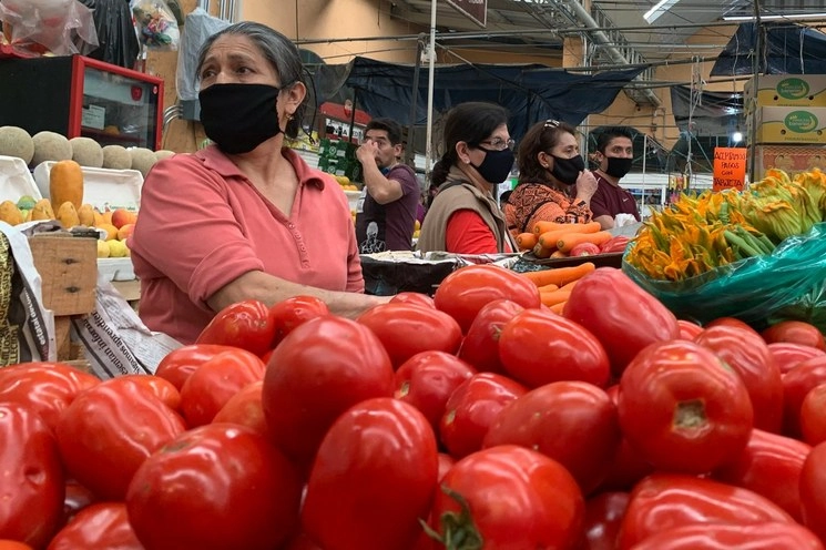 La contracción mundial, la baja en el turismo, el descenso en los precios de petróleo y las medidas de confinamiento llevarán a que la tasa de desempleo avance a 6 por ciento, señaló la OCDE. La imagen, en el mercado Medellín, en la colonia Roma. Foto María Luisa Severiano