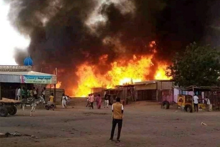 Bombardeo de las Fuerzas de Apoyo Rápido (RSF) paramilitares en una zona de mercado de ganado en al-Fasher, la capital del estado de Darfur del Norte en Sudán, el 1 de septiembre de 2023. Foto Afp