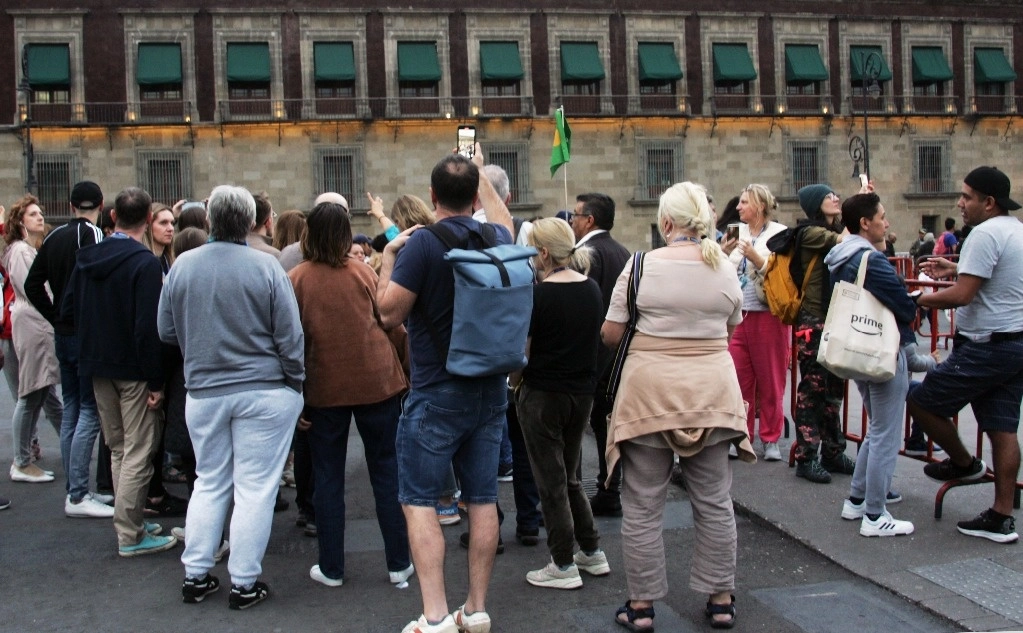 Turistas pasean en el Zócalo capitalino, el 11 de septiembre de 2024. Foto Roberto García Rivas