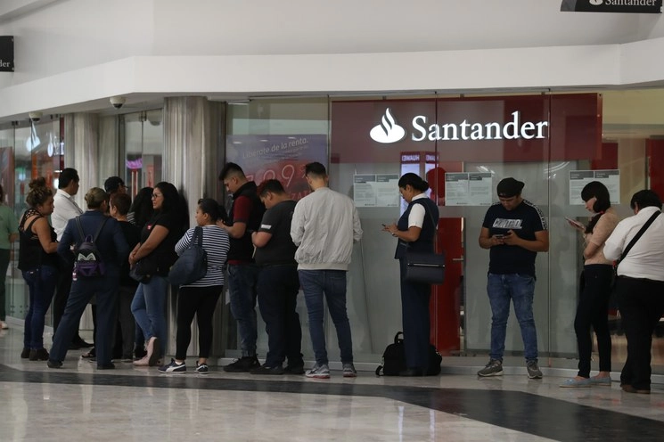 Para incrementar la competencia, el banco anunció una nueva oferta en el segmento de créditos a la vivienda, se trata de Hipoteca Free, un producto libre de comisiones y con un Costo Anual Total de 9.6 por ciento. En la imagen, usuarios de este banco hacen fila para ingresar a una sucursal dentro del AICM. Foto Maria Luisa Severiano / Archivo