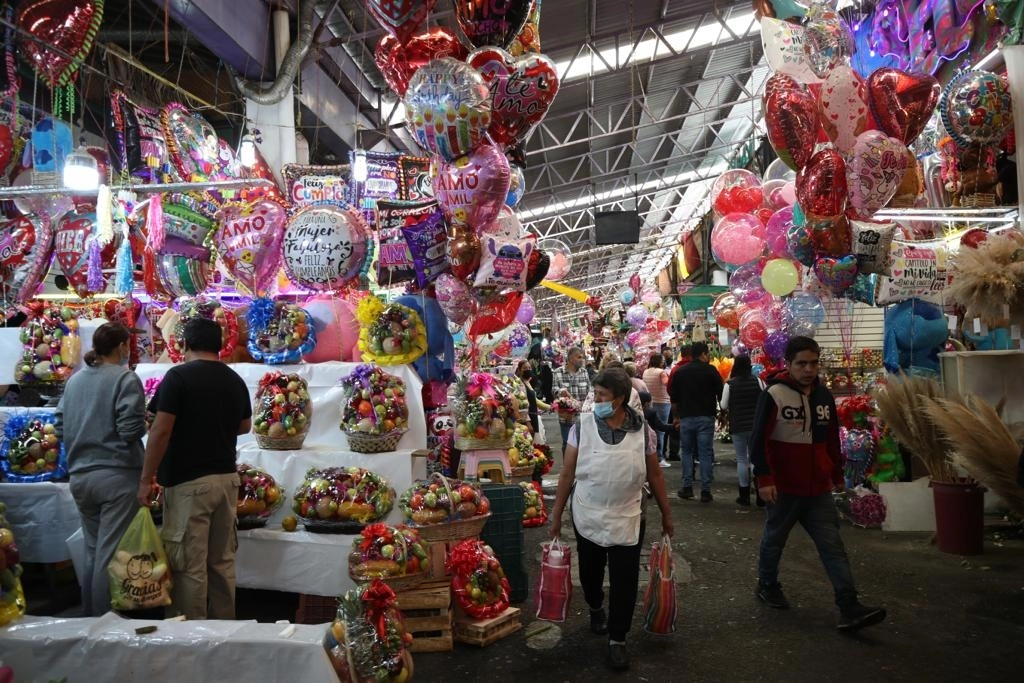Venta de arreglos frutales y globos en el Mercado de Jamaica, en vísperas del Día del Amor y la Amistad, el 13 de febrero de 2022. Foto María Luisa Severiano