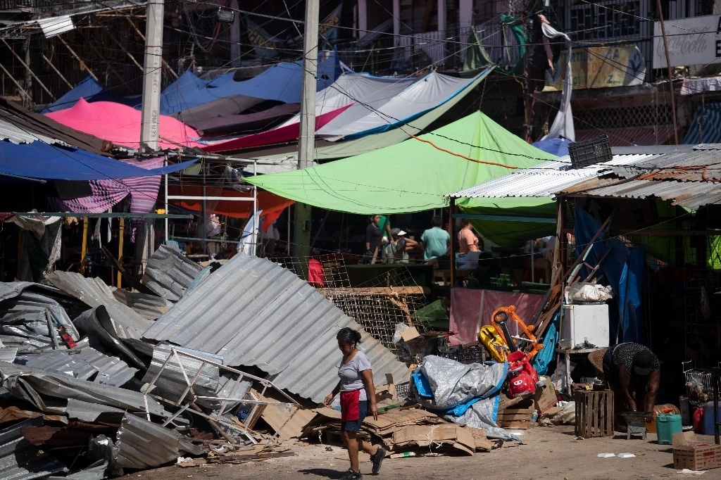 Trabajos de limpia en el puerto de Acapulco tras los daños causados por el huracán ‘Otis’. La imagen, del 13 de noviembre de 2023. Foto Alfredo Domínguez