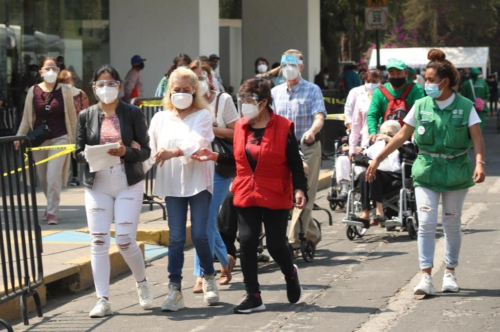 El esquema de macrounidades de inmunización, permite inocular hasta 150 mil personas al día, señaló la jefa de Gobierno, Claudia Sheinbaum. En la imagen de ayer, aplicación de la segunda dosis de la vacuna a adultos mayores en la alcaldía Miguel Hidalgo. Foto José Antonio López 
