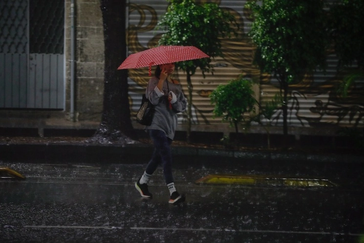 El SMN pronosticó precipitaciones fuertes en la Ciudad de México para esta noche. Foto Cristina Rodríguez