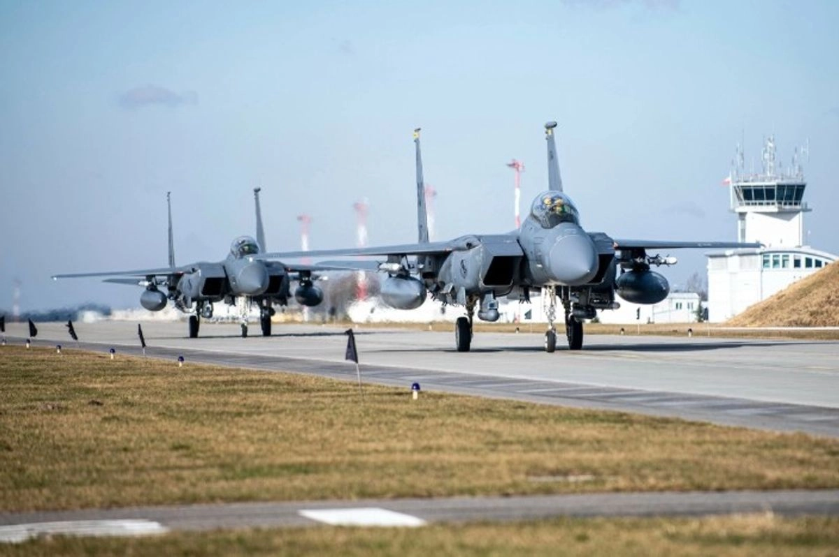 Aviones F-15E Strike Eagles de la fuerza aérea de EU, construidos por Boeing, en la base de la OTAN, en Polonia. 