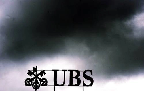 Logotipo del banco UBS en sus oficinas generales en Zurich, Suiza. Foto Ap
