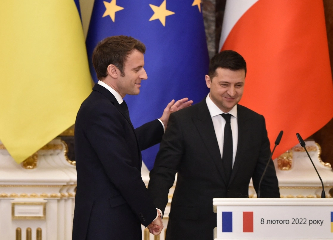 El presidente ucraniano. Volodymyr Zelensky (derecha) y su homólogo francés, Emmanuel Macron, tras una conferencia de prensa en Kiev, el 8 de febrero de 2022. Foto Afp