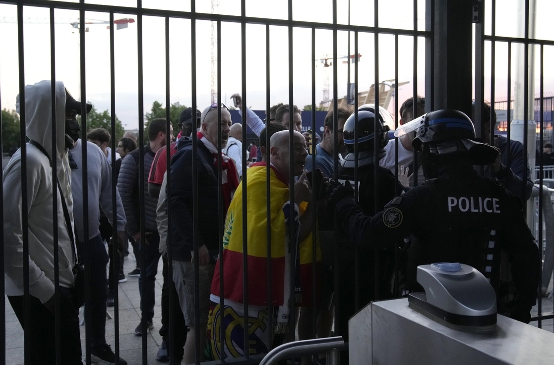 La justicia francesa busca esclarecer el presunto fraude masivo, que también podría ser uno de los puntos de la investigación independiente de la UEFA sobre el caos registrado en el estadio. La imagen, del pasado 28 de mayo. Foto Ap
