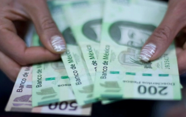 Los especialistas anticipan que cerrará el año en un nivel de 17.70 pesos por dólar, una mejor proyección con respecto a la presentada hace quince días, que era de 17.85 unidades por billete verde. Foto Cuartoscuro / Archivo