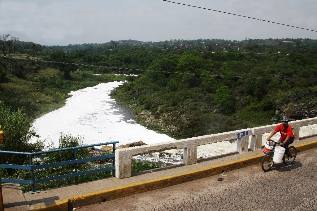 Aspecto del río Santiago, en la frontera de los municipio de El Salto y Juanacatlan, Jalisco. La Secretaría de Medio Ambiente y Desarrollo Sustentable de la entidad decretó en junio de 2014 alerta ambiental en ese cauce debido a la contaminación. Foto Arturo Campos Cedillo 