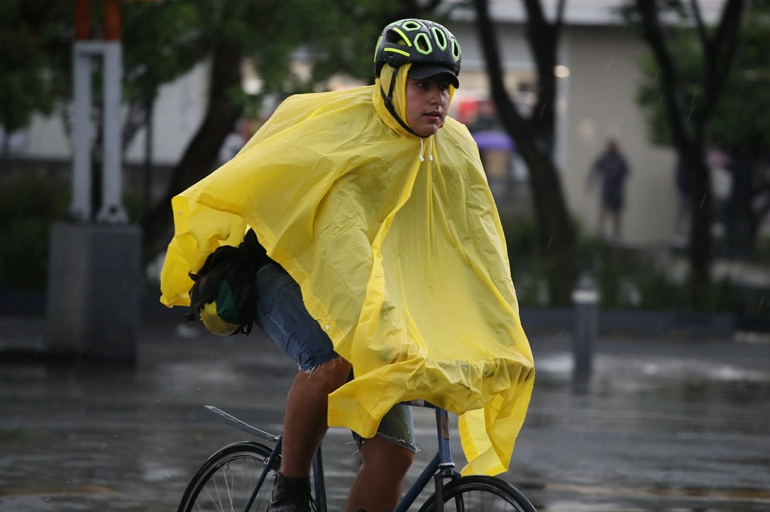 Un capitalino atraviesa una calle bajo la lluvia en la alcaldía Benito Juárez. Foto María Luisa Severiano / Archivo