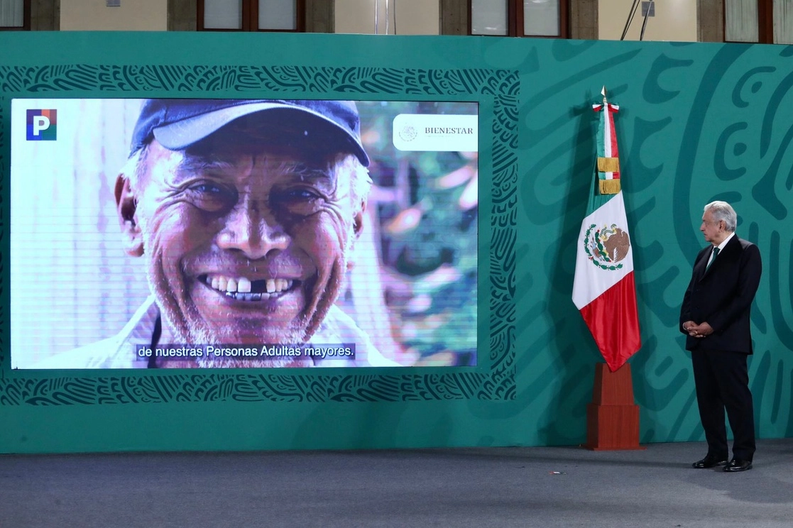 El presidente Andrés Manuel López Obrador, durante una exposición sobre el plan de pensiones para adultos mayores, en la conferencia matutina del 27 de octubre de 2021. Foto Luis Castillo