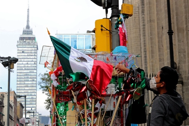 Venta de banderas y artículos para las fiestas patrias en la calle de Madero, en el Centro Histórico. Foto Roberto García Ortiz 