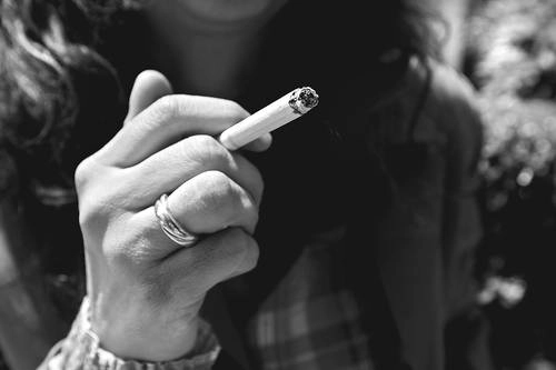Con los cambios a la Ley General del Control del Tabaco se busca ampliar la prohibición de fumar en espacios cerrados y públicos, lugares de trabajo, transporte público, así como en planteles públicos y privados de todos los niveles de enseñanza. Foto Cristina Rodríguez / Archivo