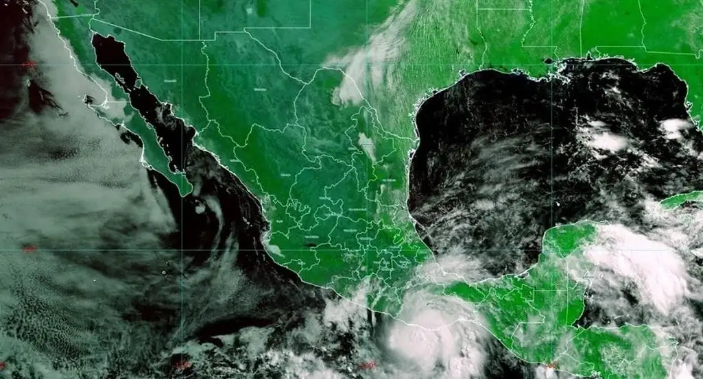 Avance de 'Agatha' hacia la costa de Oaxaca, el 30 de mayo de 2022. Imagen difundida por la Comisión Nacional del Agua / Sistema Meteorológico Nacional
