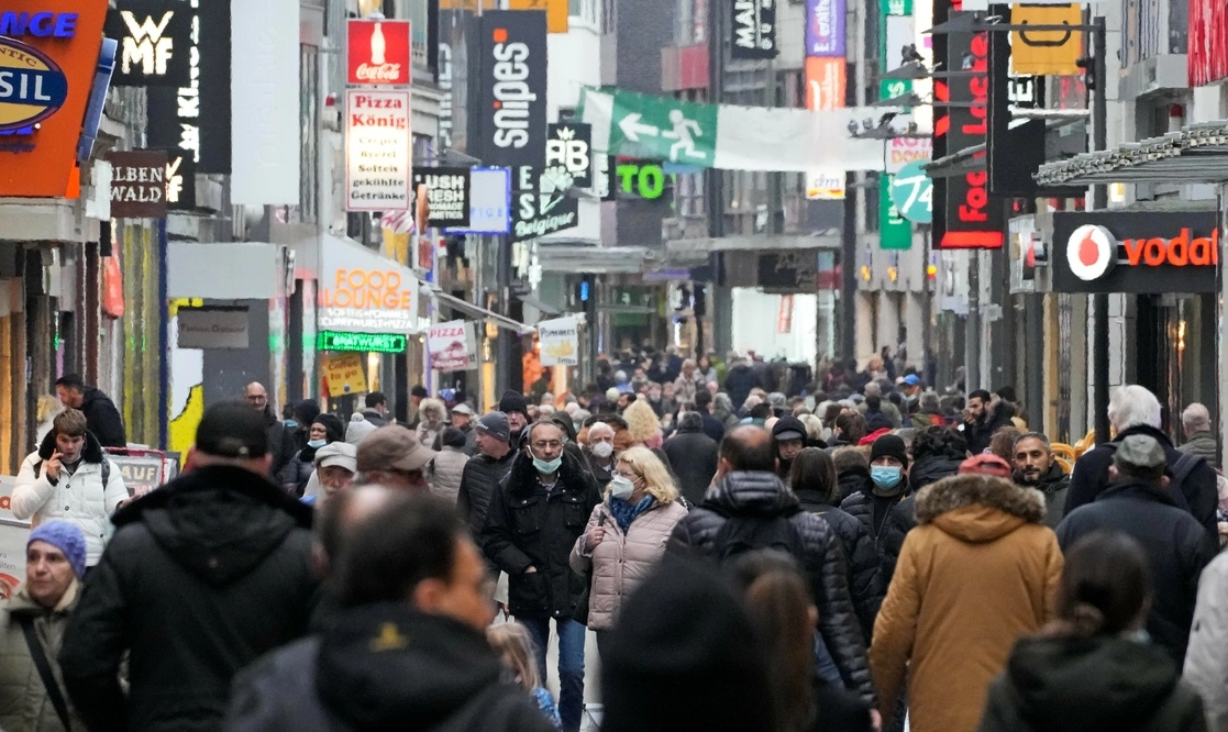En imagen del 17 de noviembre de 2021, los alemanes colman las calles comerciales de Colonia. Foto Ap