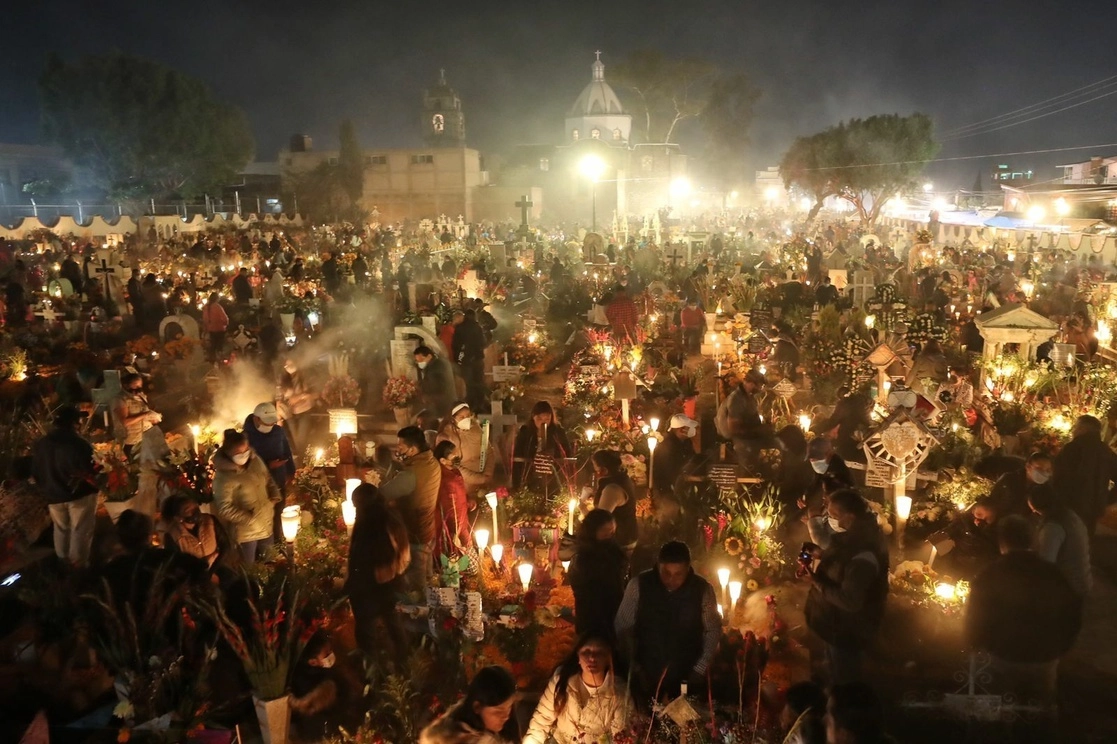 Alumbrada por el Día de Muertos en el panteón municipal de San Andrés Mixquic. Foto Marco Peláez / Archivo
