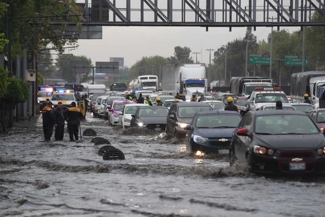 Las lluvias registradas en días recientes causaron inundaciones en vialidades de la Ciudad de México. Foto Alfredo Domínguez