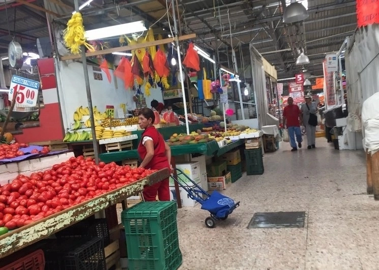 Locatarios de mercados públicos de CDMX se movilizarán el lunes 10 de febrero desde 12 puntos con rumbo a la Sedeco, en avenida Cuauhtémoc. Foto Guillermo Sologuren / Archivo