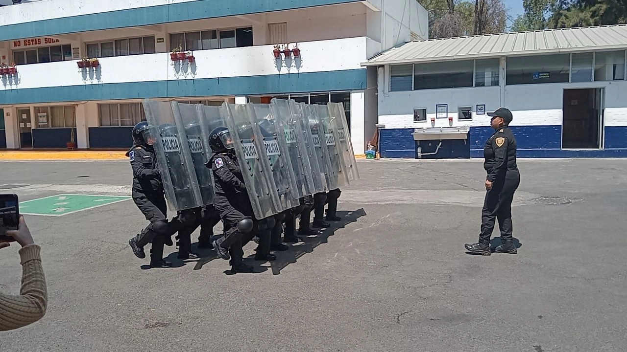 Integrantes del agrupamiento Atenea practicaron ayer las tácticas romana y de encapsulamiento. Foto 