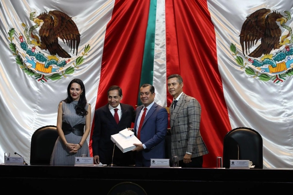 El secretario de Hacienda, Rogelio Ramírez de la O, entregó el Paquete Económico 2025 a la Cámara de Diputados, el 15 de noviembre de 2024. Foto Yazmín Ortega Cortés