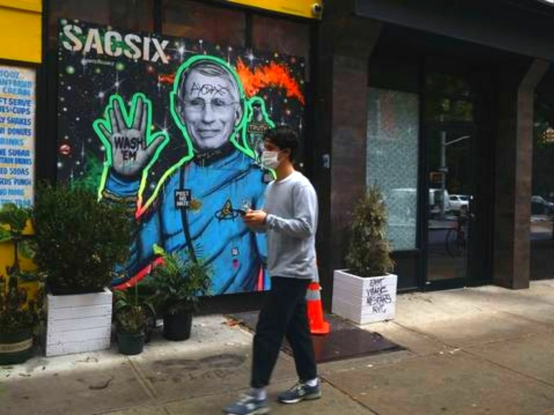 Un mural del artista SacSix en el East Village de la ciudad de Nueva York con la imagen del doctor Anthony Fauci, director del Instituto Nacional de Alergia y Enfermedades Infecciosas de EU, quien es foco de las críticas del presidente Donald Trump en la pandemia de Covid-19. Foto Afp