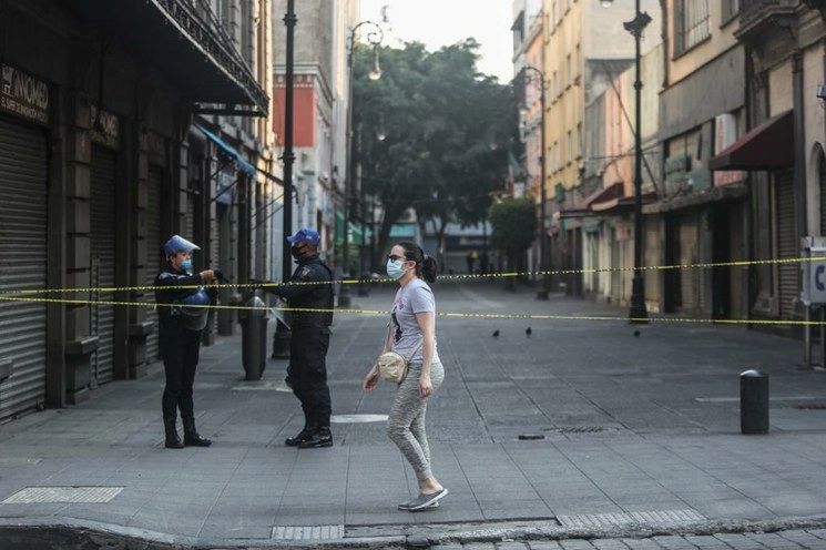 Se prevé que a mediados de junio, podrán reiniciar actividades restaurantes, hoteles y servicios religiosos pero con horarios y días de trabajo escalonados. Foto Yazmín Ortega Cortés