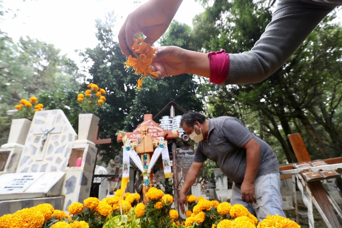 En el panteón de Xilotepec, ubicado en la alcaldía de Xochimilco. Foto Luis Castillo / Archivo