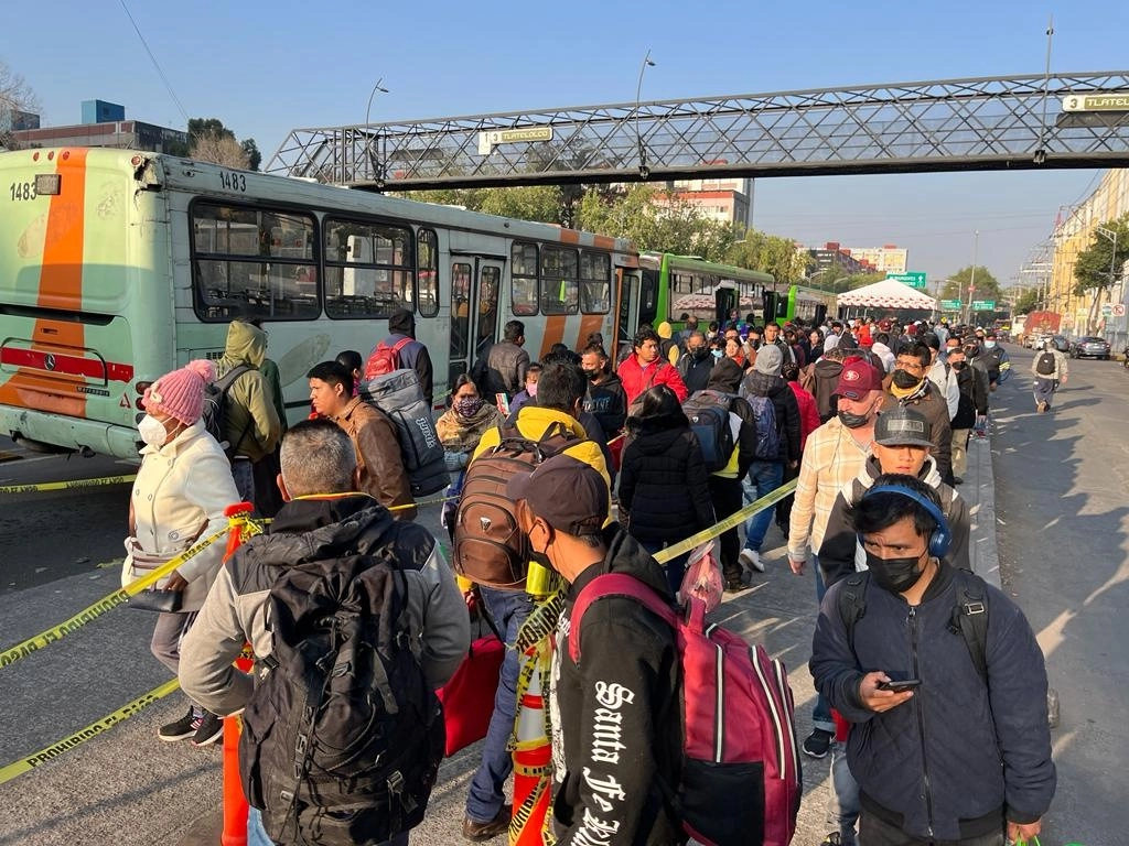 Capitalinos esperan para abordar las unidades de RTP en la estación del Metro Tlatelolco, con dirección a Indios Verdes, donde el STC se encuentra fuera de servicio tras el accidente ocurrido el sábado. Foto Alfredo Domínguez


