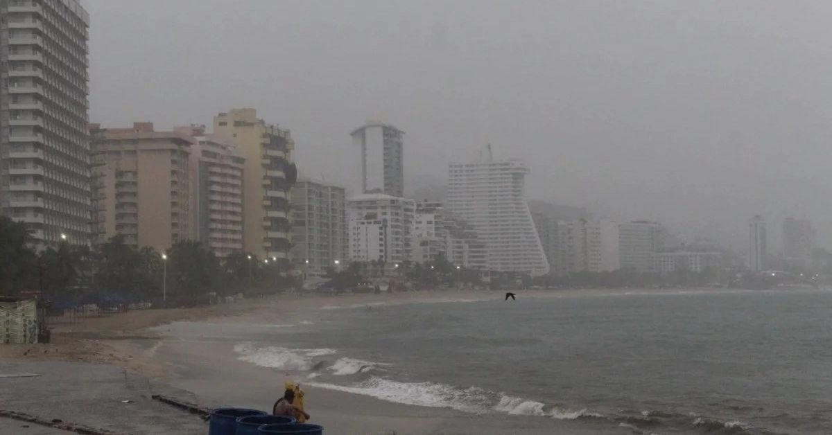 Lluvia cae sobre Acapulco, Guerrero en imagen de archivo. Foto 