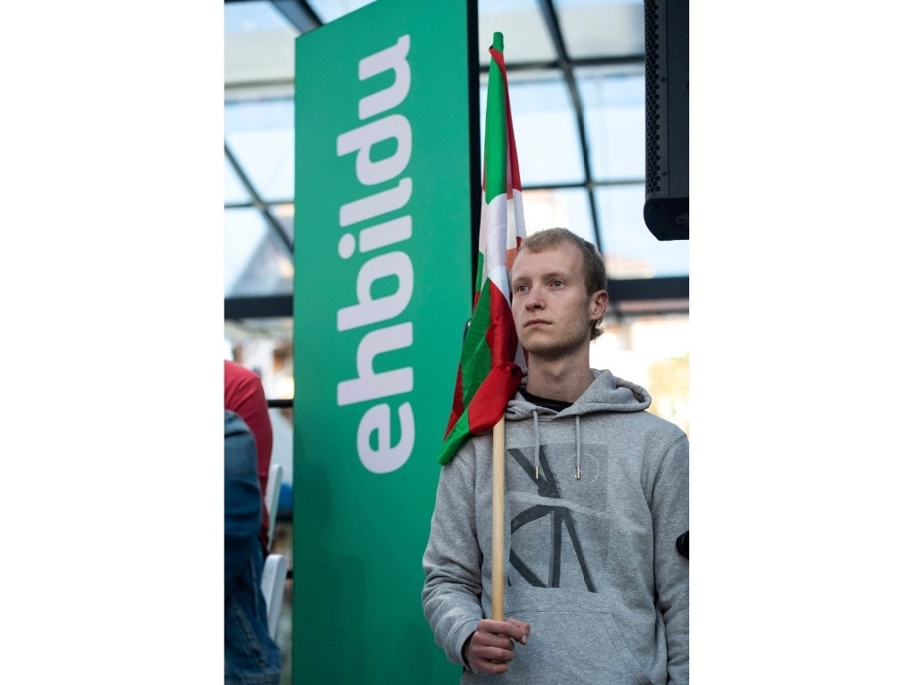 Un joven sostiene una bandera vasca durante una reunión de campaña de la coalición política independentista "EH Bildu" en la ciudad vasca española de Sestao. Foto Afp