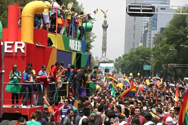 Comunidad LGBT+ durante su marcha anual del orgullo gay en la Ciudad de México en 2022. Foto José Antonio López 



