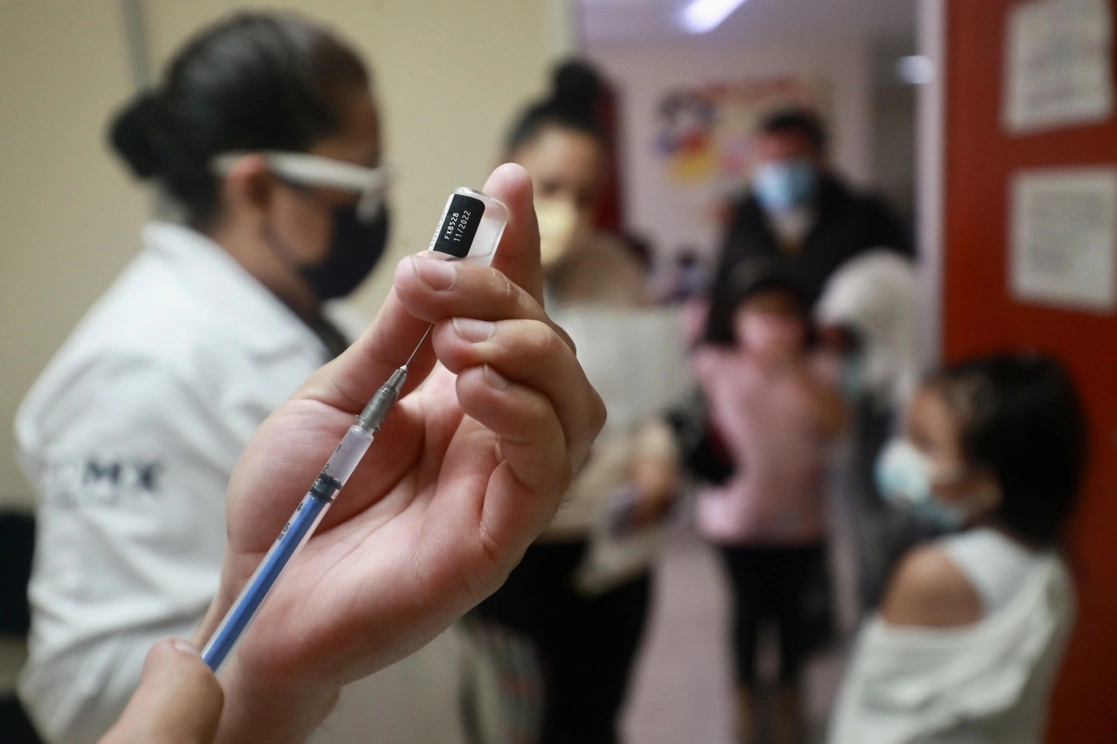 La Secretaría de Salud de la Ciudad de México estima aplicar 90 mil dosis de la vacuna Pfizer pediátrica contra el covid-19 a menores de cinco años. Foto Luis Castillo / Archivo