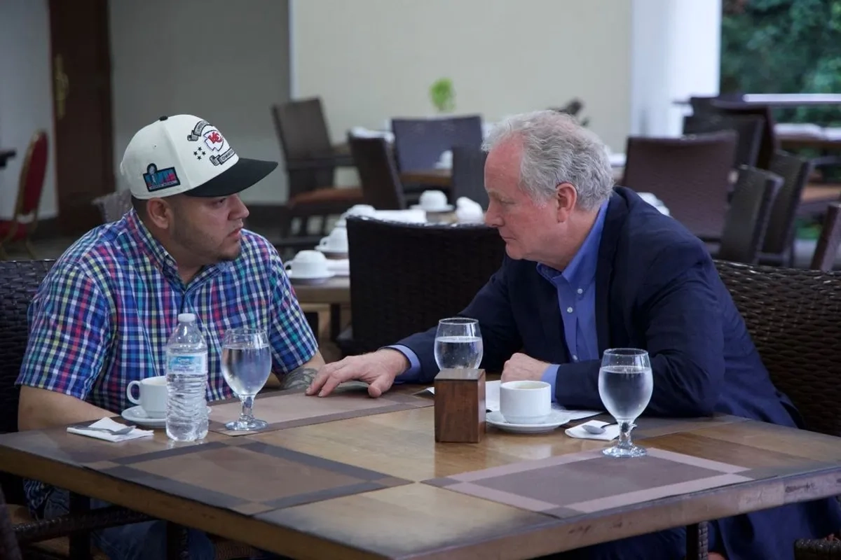 El migrante salvadoreño, Kilmar Ábrego, dialoga con el senador demócrata, Chris Van Hollen. Foto 