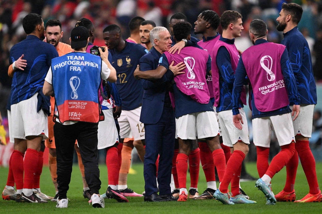 Didier Deschamps, director técnico de Francia felicita a los jugadores luego del duelo semifinal ante Marruecos. Foto Afp