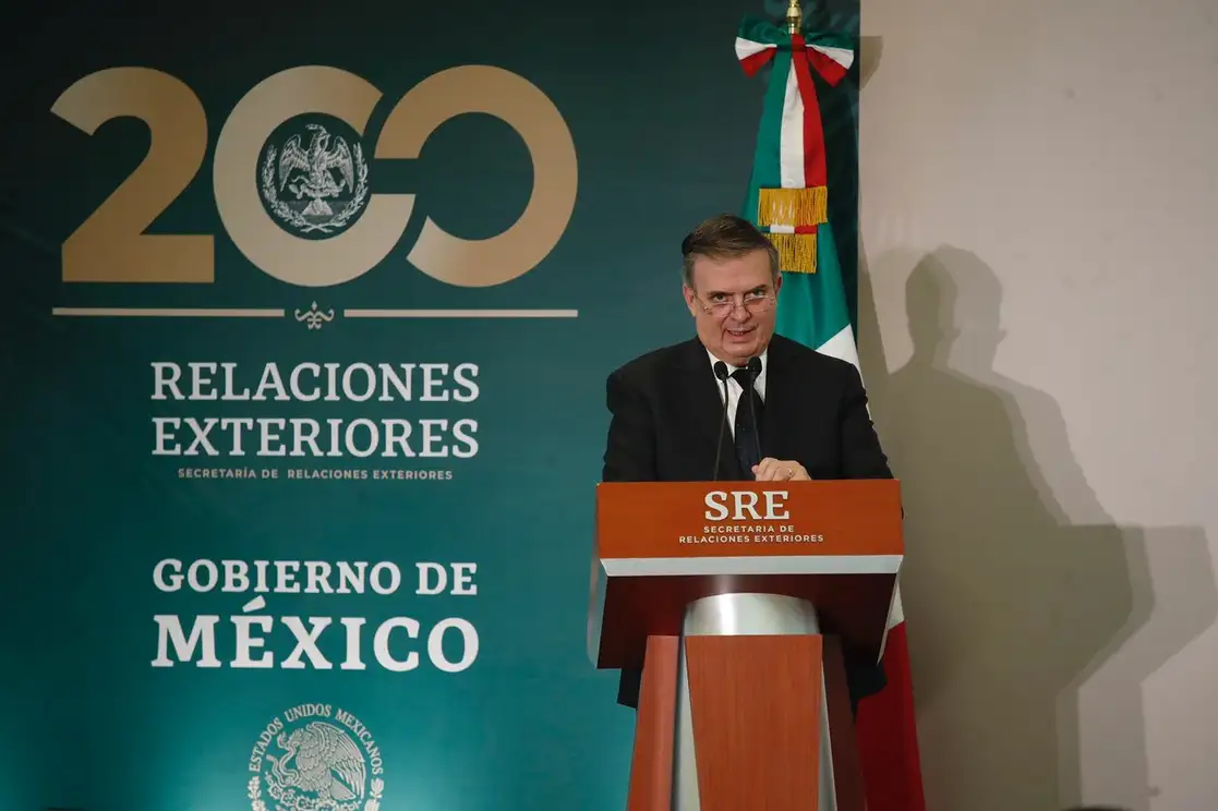 El secretario Marcelo Ebrard, durante la conmemoración del bicentenario de la Secretaría de Relaciones Exteriores. Foto Cristina Rodríguez