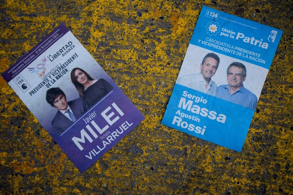 Volantes de los candidatos a la segunda vuelta de la elección presidencial, en las calles de Buenos Aires. Foto Ap.