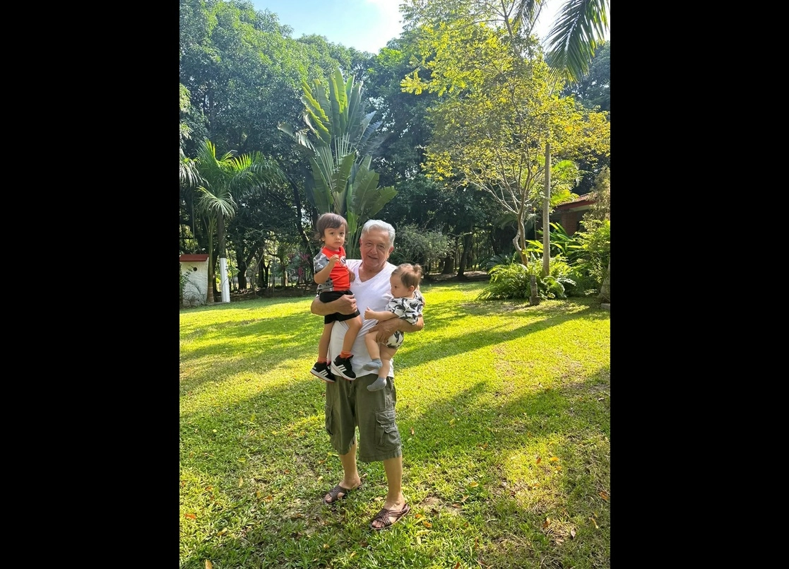 El presidente publicó en redes sociales una foto con sus nietos, Salomón y Mateo. Foto Tomada del Twitter @lopezobrador_ 