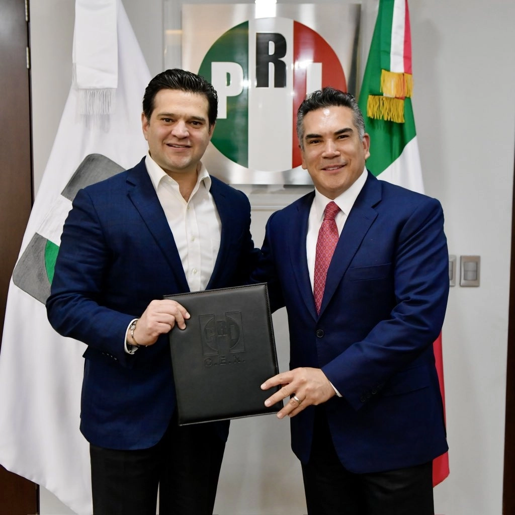 El dirigente nacional del PRI, Alejandro Moreno, nombró a Francisco Cienfuegos como coordinador de campañas federales de Nuevo León. Foto @alitomorenoc